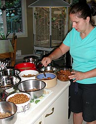 Chantal ajoute une touche gastronomique au repas des chiens