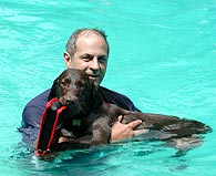 Watson No�l fait un TouTour de Bateau dans les bras de l'Animalteur Alain